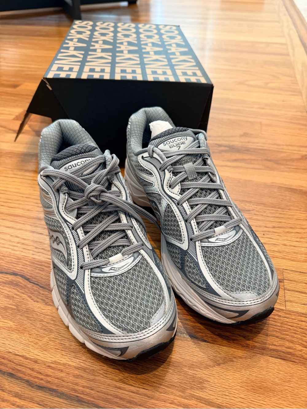 Saucony Guide 7 men’s grey lace up mesh running shoes